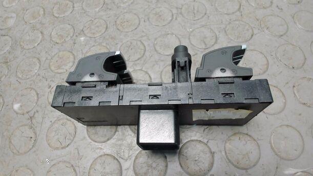 Foto: FENSTERHEBERSCHALTER VORNE LINKS eines VW Golf Variant 1.6 TDI DPF Ghia
