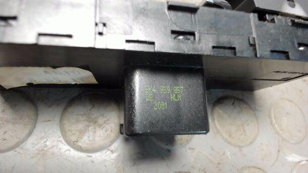 Foto: FENSTERHEBERSCHALTER VORNE LINKS eines VW Golf Variant 1.6 TDI DPF Ghia