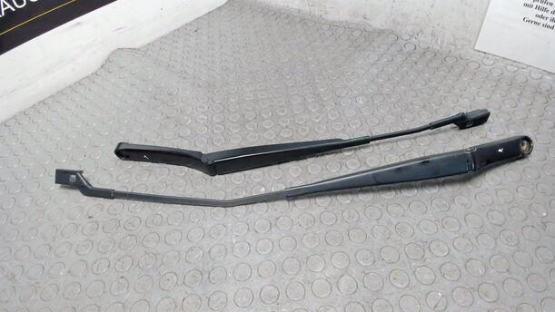 Foto: SCHEIBENWISCHERARME VORN eines VW Golf Variant 1.6 TDI DPF Ghia