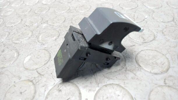 Foto: FENSTERHEBERSCHALTER eines VW Golf Variant 1.6 TDI DPF Ghia