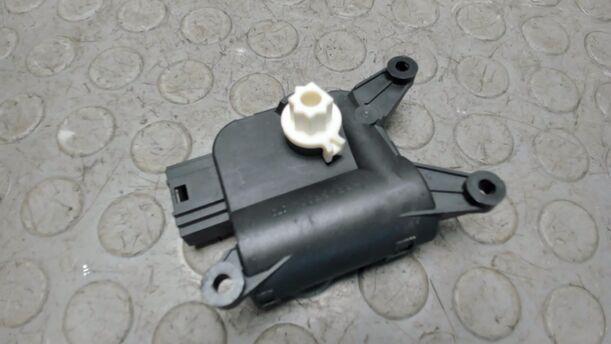 Foto: STELLMOTOR ZENTRALKLAPPE eines VW Golf Variant 1.6 TDI DPF Ghia