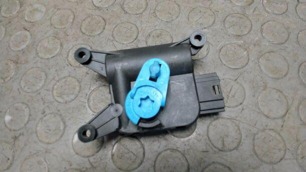 Foto: STELLMOTOR DEFROSTERKLAPPE eines VW Golf Variant 1.6 TDI DPF Ghia