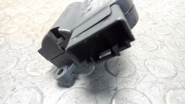 Foto: STELLMOTOR DEFROSTERKLAPPE eines VW Golf Variant 1.6 TDI DPF Ghia