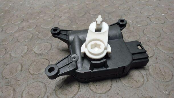Foto: STELLMOTOR TEMPERATURREGELKLAPPE eines VW Golf Variant 1.6 TDI DPF Ghia