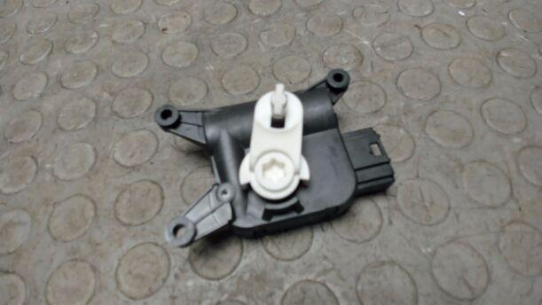 Foto: STELLMOTOR TEMPERATURREGELKLAPPE eines VW Golf Variant 1.6 TDI DPF Ghia