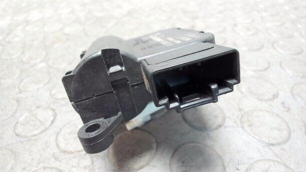 Foto: STELLMOTOR TEMPERATURREGELKLAPPE eines VW Golf Variant 1.6 TDI DPF Ghia