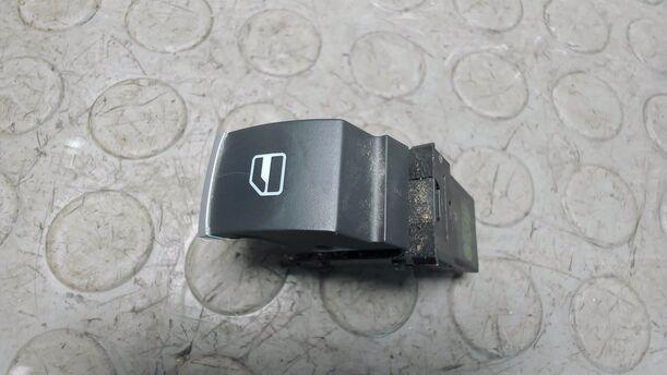 Foto: FENSTERHEBERSCHALTER eines VW Golf Variant 1.6 TDI DPF Ghia