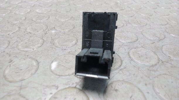 Foto: FENSTERHEBERSCHALTER eines VW Golf Variant 1.6 TDI DPF Ghia