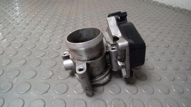 Foto: DROSSELKLAPPENSTUTZEN/ DROSSELKLAPPE eines VW Golf Variant 1.6 TDI DPF Ghia