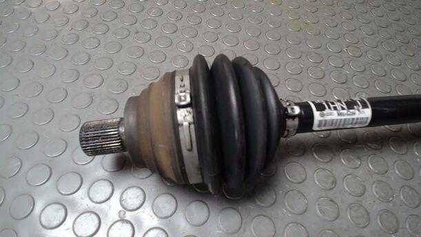 Foto: ANTRIEBSWELLE LINKS ( 5 GANG SCHALTGETRIEBE ) eines VW Golf Variant 1.6 TDI DPF Ghia