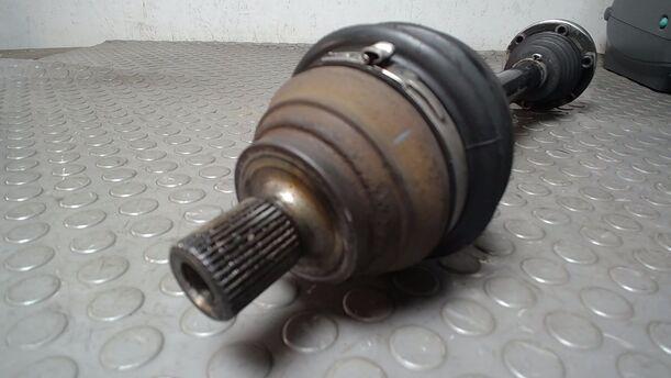 Foto: ANTRIEBSWELLE LINKS ( 5 GANG SCHALTGETRIEBE ) eines VW Golf Variant 1.6 TDI DPF Ghia