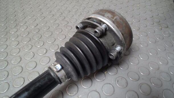 Foto: ANTRIEBSWELLE LINKS ( 5 GANG SCHALTGETRIEBE ) eines VW Golf Variant 1.6 TDI DPF Ghia