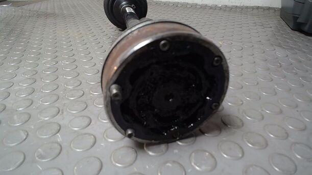 Foto: ANTRIEBSWELLE LINKS ( 5 GANG SCHALTGETRIEBE ) eines VW Golf Variant 1.6 TDI DPF Ghia