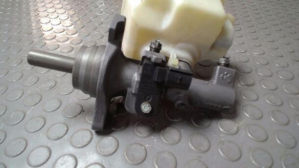 Foto: HAUPTBREMSZYLINDER eines VW Golf Variant 1.6 TDI DPF Ghia
