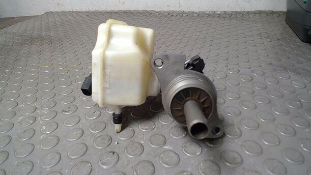 Foto: HAUPTBREMSZYLINDER eines VW Golf Variant 1.6 TDI DPF Ghia