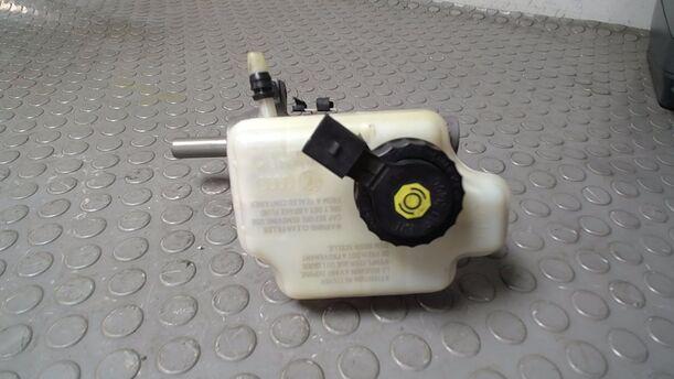 Foto: HAUPTBREMSZYLINDER eines VW Golf Variant 1.6 TDI DPF Ghia