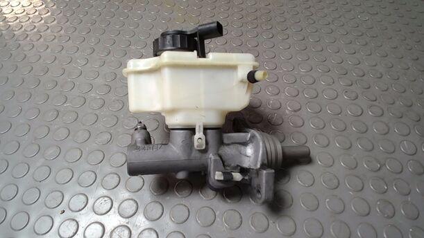 Foto: HAUPTBREMSZYLINDER eines VW Golf Variant 1.6 TDI DPF Ghia