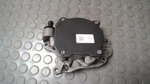 Foto: VAKUUMPUMPE eines VW Golf Variant 1.6 TDI DPF GLS