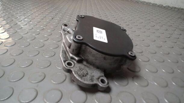 Foto: VAKUUMPUMPE eines VW Golf Variant 1.6 TDI DPF GLS