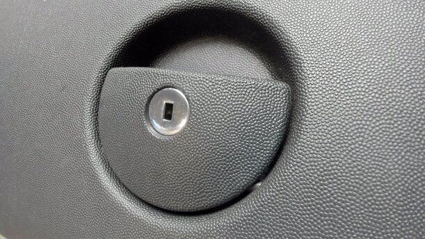Foto: HANDSCHUHFACH eines Opel Tigra Twin Top 1.3 CDTI GLS