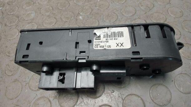 Foto: FENSTERHEBERSCHALTER / SCHALTEREINHEIT eines Opel Tigra Twin Top 1.3 CDTI GLS