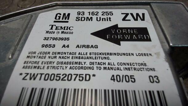 Foto: AIRBAGSTEUERGERÄT eines Opel Tigra Twin Top 1.3 CDTI GLS