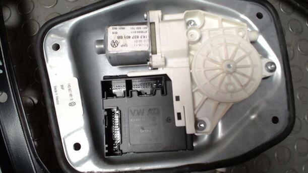 Foto: FENSTERHEBER ELEKTRISCH VORN  LINKS eines VW Golf Variant 1.6 TDI DPF GLS