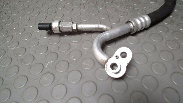Foto: SCHLAUCH KONDENSATOR/ KOMPRESSOR eines VW Golf Variant 1.6 TDI DPF GLS