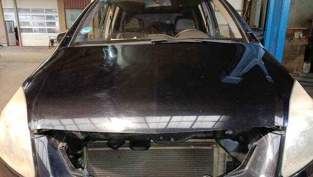 Foto: MOTORHAUBE eines Opel Zafira 1.8 GLS
