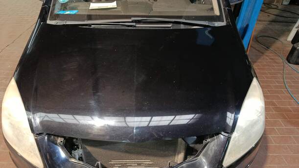 Foto: MOTORHAUBE eines Opel Zafira 1.8 GLS
