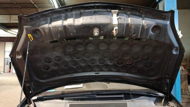 Foto: MOTORHAUBE eines Opel Zafira 1.8 GLS