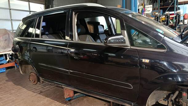 Foto: TÜR VORNE RECHTS eines Opel Zafira 1.8 GLS