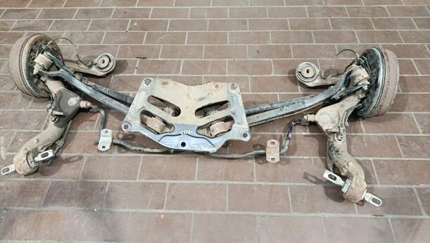Foto: HINTERACHSE / HINTERACHSTRÄGER eines Fiat Doblo Cargo DPF GLS