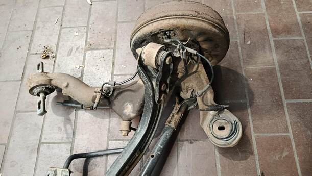 Foto: HINTERACHSE / HINTERACHSTRÄGER eines Fiat Doblo Cargo DPF GLS