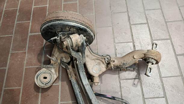 Foto: HINTERACHSE / HINTERACHSTRÄGER eines Fiat Doblo Cargo DPF GLS