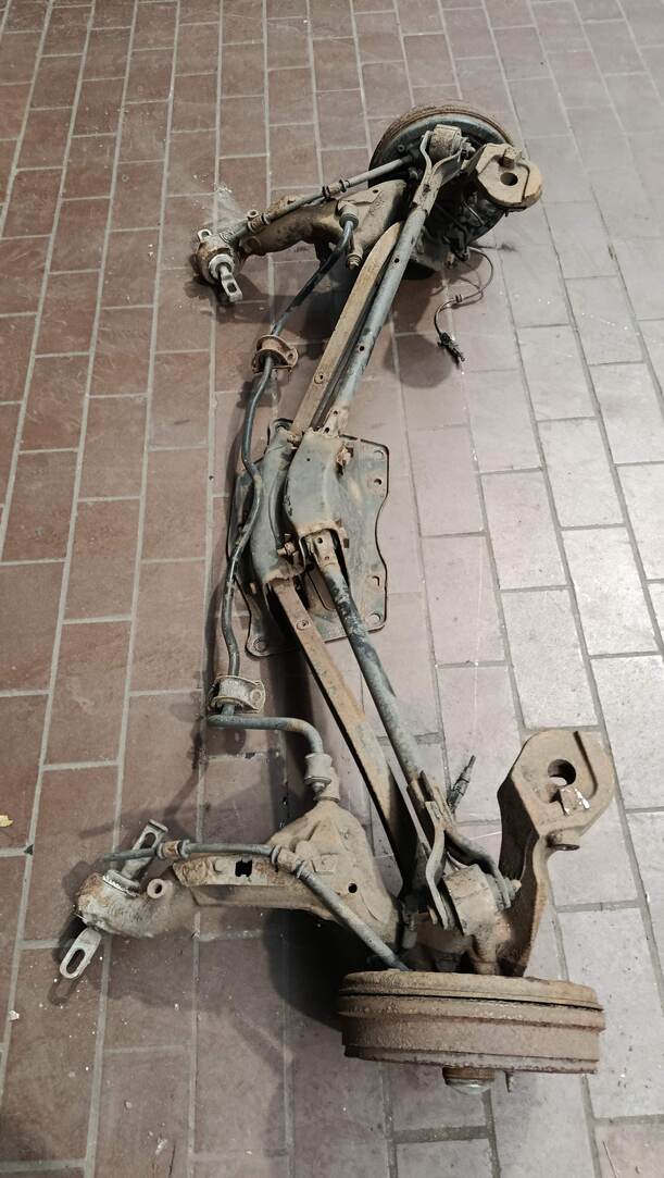 Foto: HINTERACHSE / HINTERACHSTRÄGER eines Fiat Doblo Cargo DPF GLS