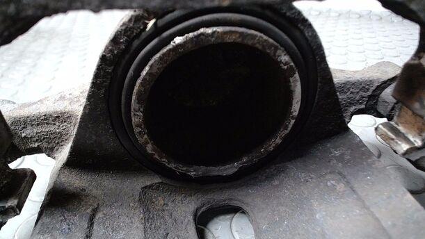 Foto: BREMSSATTEL VORN LINKS eines Kia Ceed 1.4 CVVT SW ISG GLS