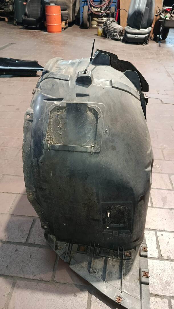 Foto: RADHAUSSCHALE / INNENKOTFLÜGEL RECHTS eines BMW 320d DPF Touring Aut. GLS
