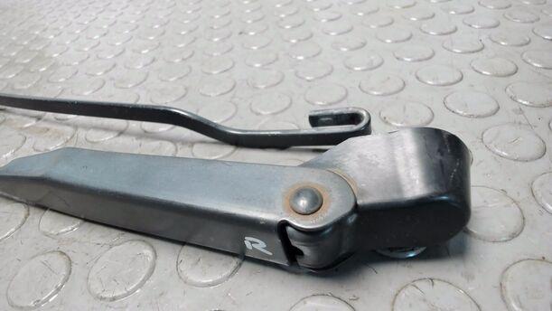 Foto: SCHEIBENWISCHERARME VORNE eines Opel Tigra Twin Top 1.3 CDTI