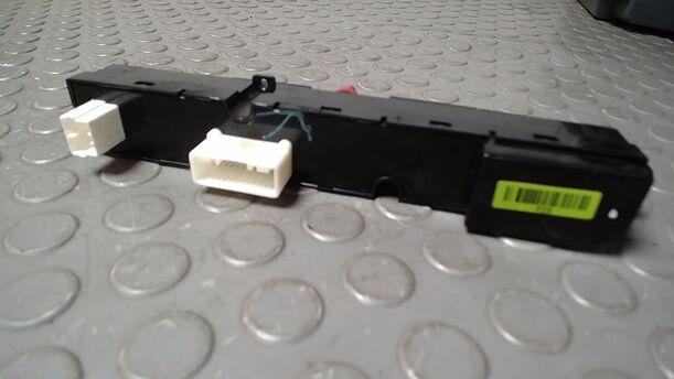 Foto: SCHALTERLEISTE MITTELKONSOLE/ WARNBLINKSCHALTER eines Kia Ceed 1.4 CVVT SW ISG