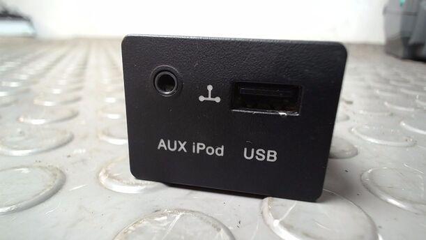 Foto: STECKER AUX/ USB eines Kia Ceed 1.4 CVVT SW ISG GLS