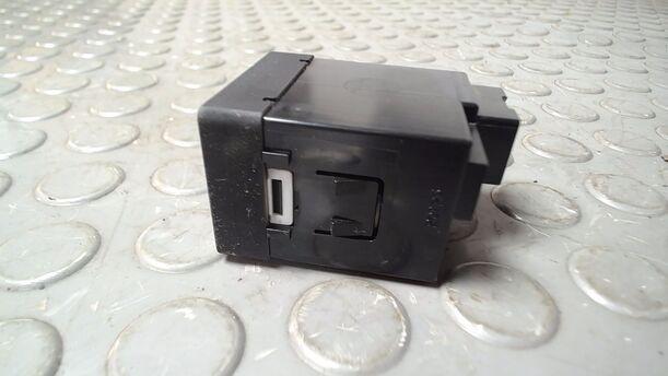 Foto: STECKER AUX/ USB eines Kia Ceed 1.4 CVVT SW ISG GLS