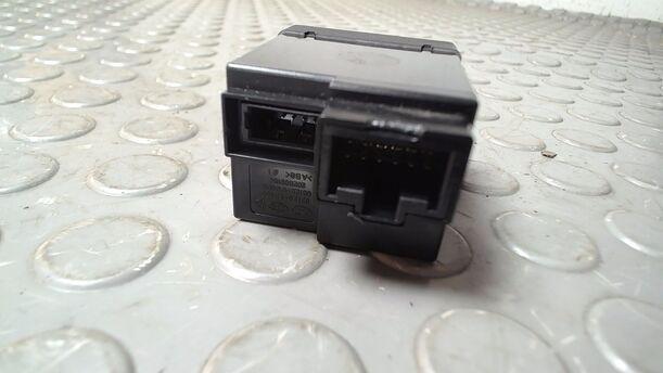 Foto: STECKER AUX/ USB eines Kia Ceed 1.4 CVVT SW ISG GLS