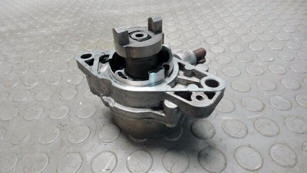 Foto: VAKUUMPUMPE / UNTERDRUCKPUMPE eines Opel Tigra Twin Top 1.3 CDTI