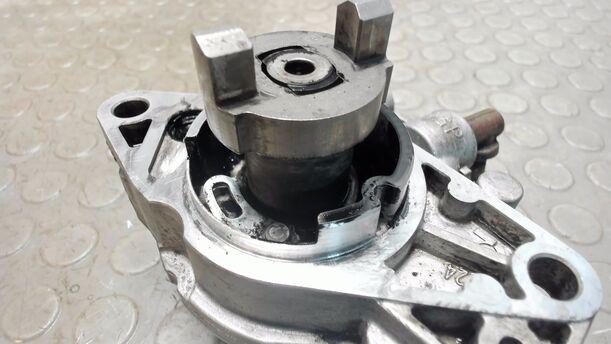 Foto: VAKUUMPUMPE / UNTERDRUCKPUMPE eines Opel Tigra Twin Top 1.3 CDTI