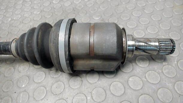 Foto: ANTRIEBSWELLE LINKS eines Opel Tigra Twin Top 1.3 CDTI