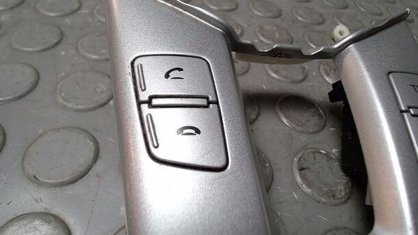 Foto: LENKRADABDECKUNG/ SCHALTER TELEFON eines Kia Ceed 1.4 CVVT SW ISG