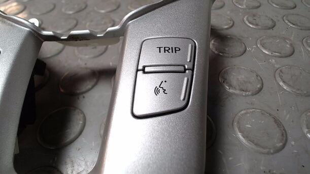 Foto: LENKRADABDECKUNG/ SCHALTER TELEFON eines Kia Ceed 1.4 CVVT SW ISG