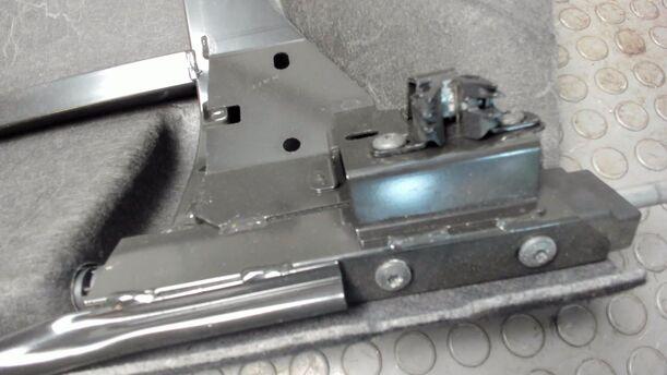 Foto: KOFFERRAUMVERKLEIDUNG / VERDECKABDECKUNG eines Opel Tigra Twin Top 1.3 CDTI