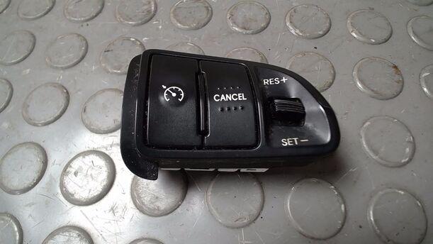 Foto: MUTIFUNKTIONSTASTEN/ LENKRADTASTEN eines Kia Ceed 1.4 CVVT SW ISG